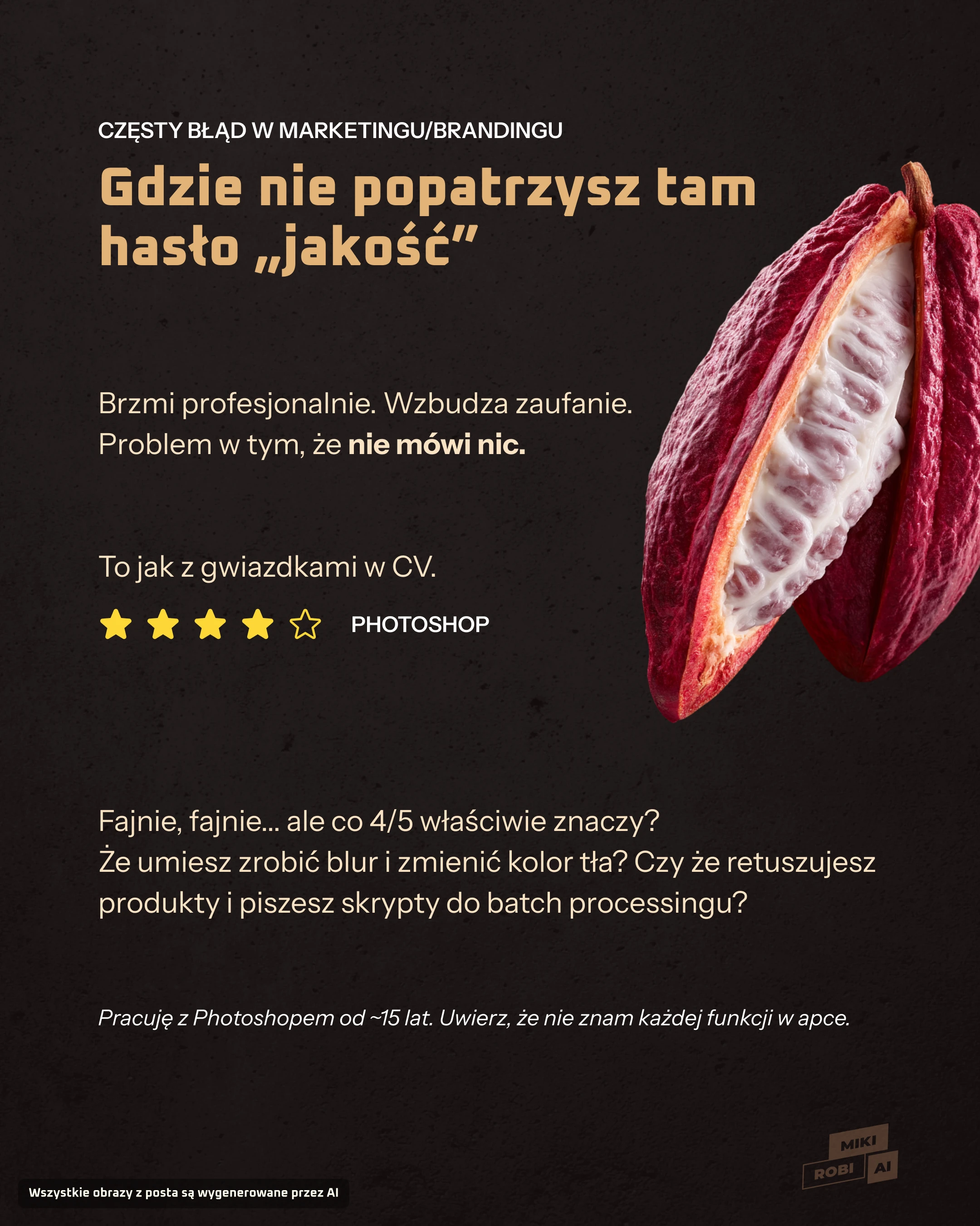 Przekrojony owoc kakaowca pokazujący białą miazgę w środku, na czarnym tle, widoczne nasiona kakao