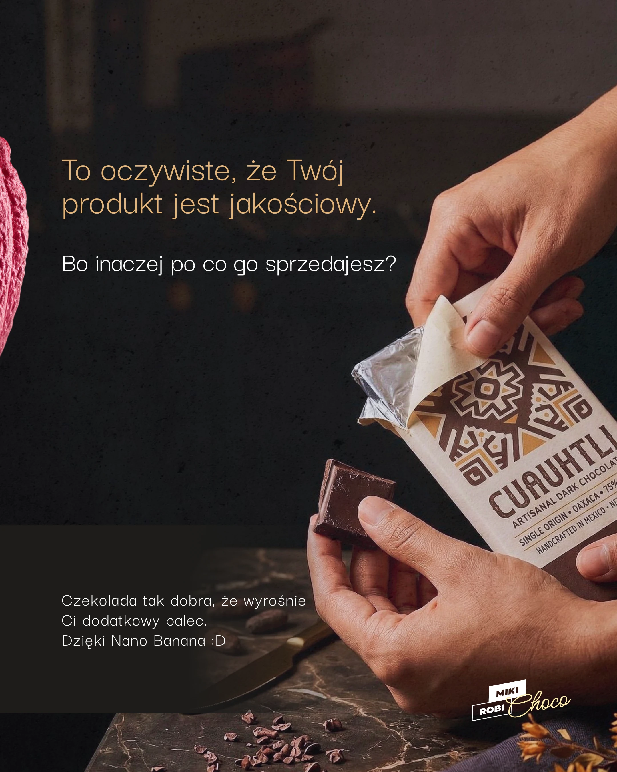 Dłonie trzymające tabliczkę czekolady Cuauhtli i odłamujące kostkę, ciemne tło