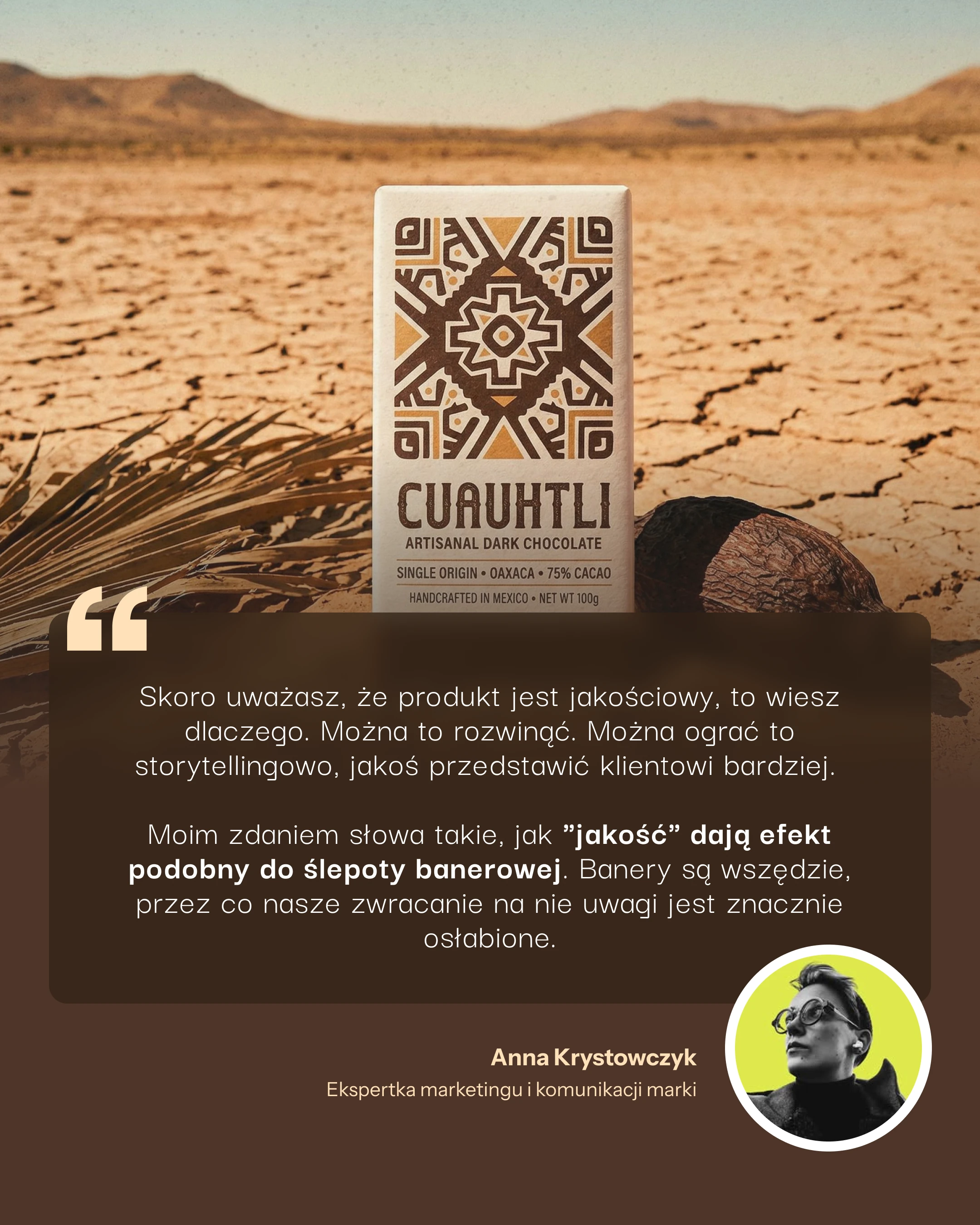 Tabliczka czekolady Cuauhtli stojąca na spękanej, suchej ziemi na tle pustynnego krajobrazu z górami