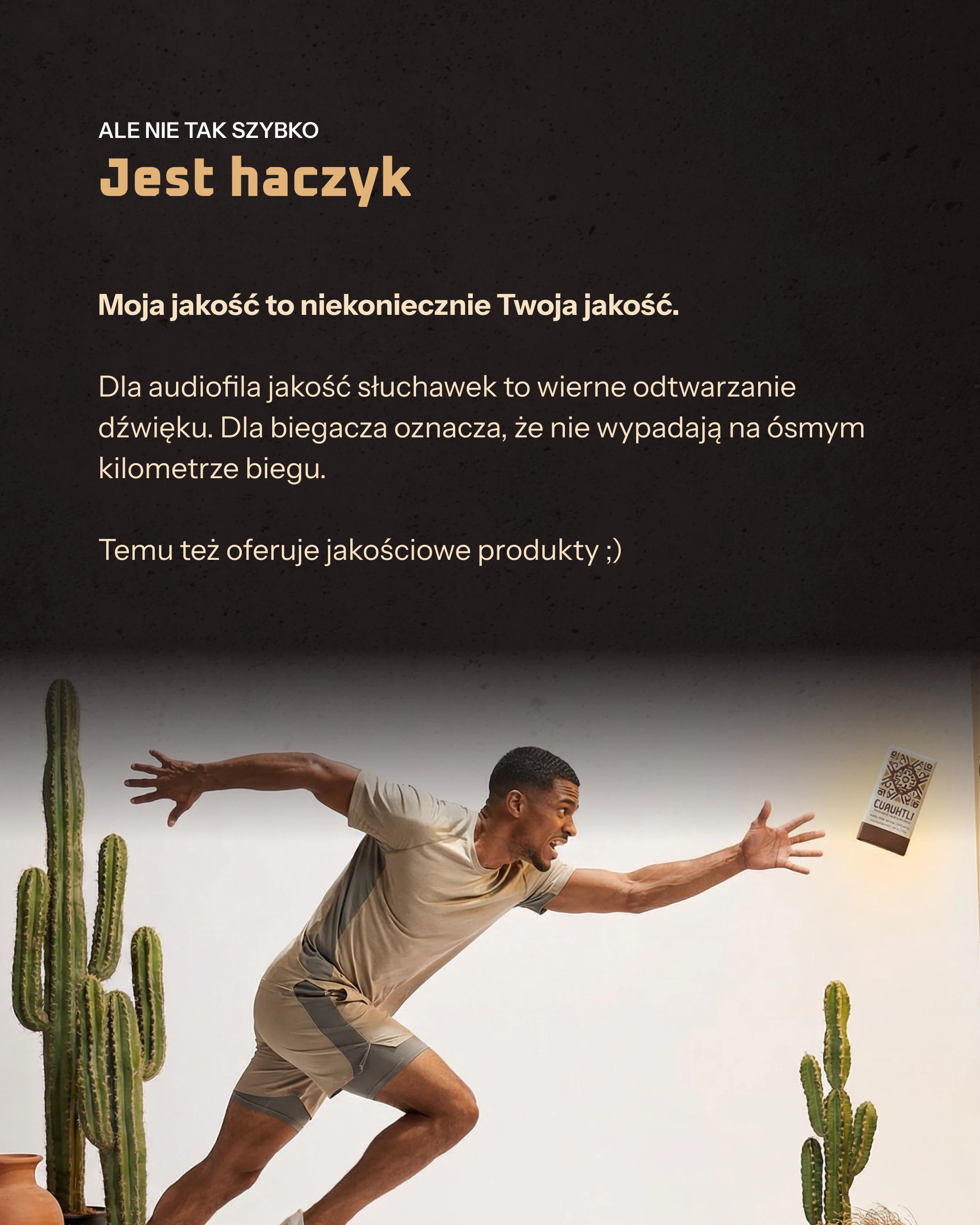Mężczyzna w biegu na tle kaktusów, tabliczka czekolady Cuauhtli leci w powietrzu