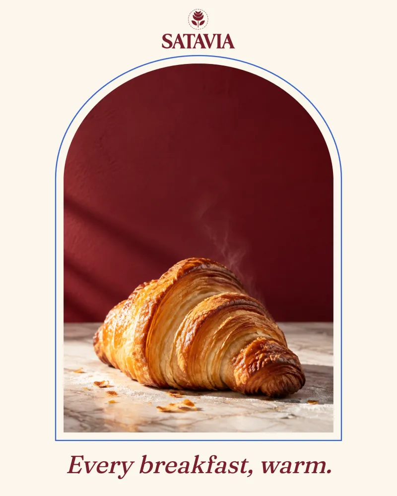 Post Satavii: Every breakfast, warm, croissant w łukowym oknie